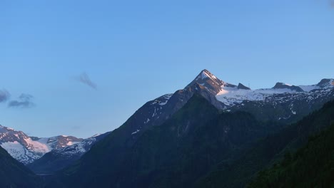 Drohne-Fliegt-Vor-Dem-Hintergrund-Von-Felsen,-Schnee-Und-Mit-Vegetation-Bedeckten-Bergen