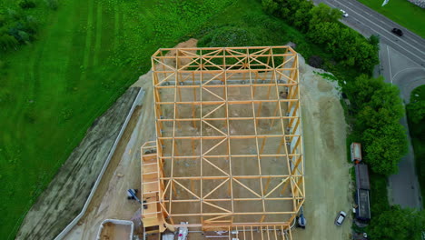 Holzrahmenkonstruktion-Eines-Großen-Lager--Oder-Industriegebäudes---Luftaufnahme