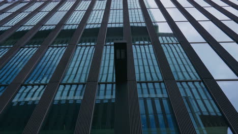 Abstrakte-Schieberegleransicht-Der-Reflexion-In-Der-Glänzenden-Fensterfassade-Eines-Bürogebäudes