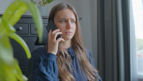 Young-caucasian-woman-on-a-phone-call-looking-stressed,-worried-and-talking-back