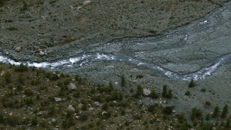 Wasserstrom,-Der-Auf-Einem-Trockenen-Gebirgsflussbett-In-Der-Alpe-Ventina-Von-Valmalenco-In-Norditalien-Fließt