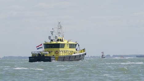 Niederländisches-Patrouillenschiff-Auf-Der-Westerschelde-An-Einem-Windigen-Tag