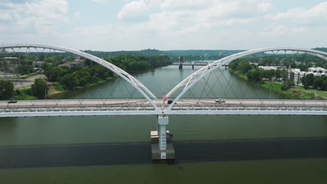 Puente-De-Arco-De-Broadway-Sobre-El-Río-Arkansas-Durante-El-Día-En-Little-Rock,-EE.UU.