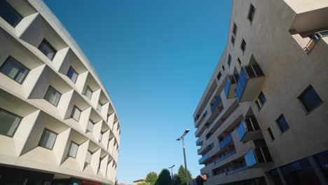 Amplio-ángulo-De-Visión-De-Las-Casas-Vimercate-De-Modernos-Edificios-De-Condominios,-Italia