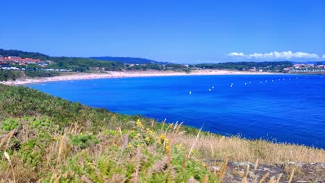Zeitraffer-Eines-Großen-Strandes-Mit-Blauem-Wasser-Zwischen-Dörfern-In-Galizien,-Spanien