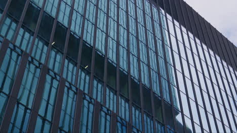 Fenster-Spiegeln-Das-Äußere-Des-Gebäudes-Im-Zentralen-Geschäftsviertel-Wider,-Abstrakter-Schieberegler
