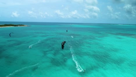 Kitesurfistas-Disfrutando-De-Vacaciones-En-La-Isla-Cayo-De-Agua-En-El-Mar-Caribe