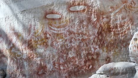 Traumgeschichten,-Die-Von-Den-Bidjara--Und-Karingbal-Ureinwohnern-Australiens-Auf-Alte-Sandsteinmauern-Gemalt-Wurden