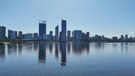 Reflejo-De-Rascacielos-En-El-Agua-A-Lo-Largo-Del-Río-Swan-En-Perth,-Australia-Occidental