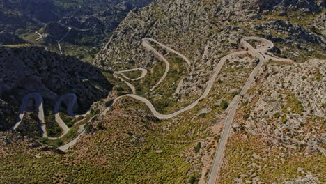 Impresionante-Vista-De-La-Peligrosa-Carretera-Curva-En-El-Paso-De-Montaña-De-Coll-Dels-Reis,-Serra-De-Tramuntana,-Islas-Baleares,-Mallorca,-España