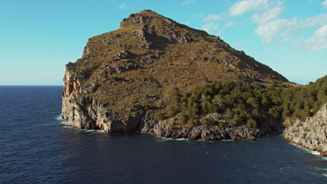 Vista-Panorámica-De-Enormes-Montañas-Rocosas-En-La-Playa-De-Sa-Calobra-En-Las-Islas-Baleares-De-España,-Mallorca
