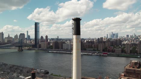 60fps-Skyline-Panorama-Von-New-York-Mit-Einem-Industriekraftwerk-Im-Vordergrund
