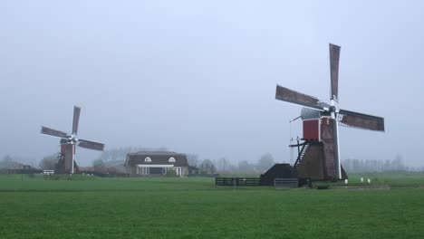 Traditionelle-Holländische-Windmühlen-In-Betrieb