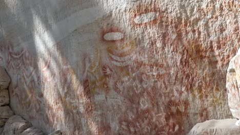 Pintura-Rupestre-Aborigen,-Arte-Rupestre-Sobre-Historias-De-Ensueño-De-Pueblos-Indígenas-De-La-Primera-Nación-De-Australia.
