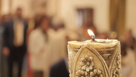 Einzelnes-Dekoratives-Kerzenlicht-In-Der-Kirche-Bei-Einer-Zeremonie