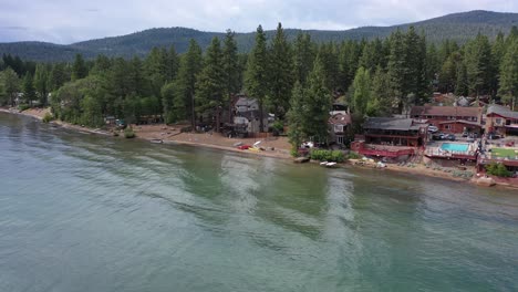 Lake-Tahoe-–-Sonniger-Tag,-Häuser-Am-Ufer