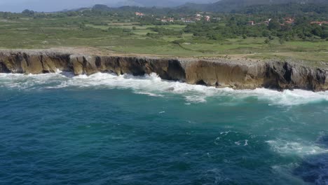 Atemberaubende-Meereswellen-In-Zeitlupe-Krachen-Auf-Bufones-De-Pria,-Asturien,-Spanien,-Sonniger-Tag-Aus-Der-Luft