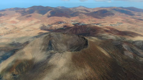 Caldera-Volcánica-Gairia:-Toma-Aérea-Viajando-Hacia-El-Cráter-De-La-Caldera-Volcánica-En-Un-Día-Soleado-Y-Con-Hermosos-Colores-Del-Día