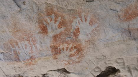 Traumgeschichten,-Gemalt-Auf-Alten-Höhlenwänden,-Die-Von-Den-Bidjara--Und-Karingbal-Ureinwohnern-Australiens-Geschaffen-Wurden