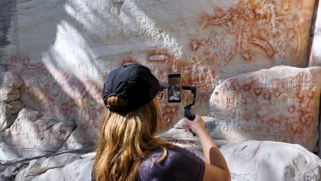 Mujeres-Capturando-Vídeo-De-Pinturas-Rupestres-De-Arte-Rupestre-Aborigen-En-Carnarvon-Gorge-Queensland,-Australia