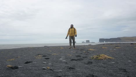 Caminando-Por-La-Playa-Negra-De-Islandia