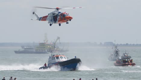 Hubschrauber-Der-Küstenwache-Schwebt-Für-Rettungstraining-über-Rettungsboot