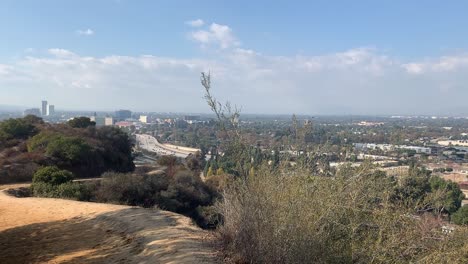 Blick-Auf-Los-Angeles-Von-Einem-Berg-Nach-Beendigung-Einer-Wanderung