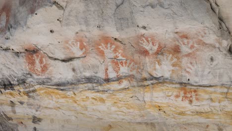 Traumgeschichten,-Gemalt-Auf-Alten-Höhlenwänden,-Die-Von-Den-Bidjara--Und-Karingbal-Ureinwohnern-Australiens-Geschaffen-Wurden
