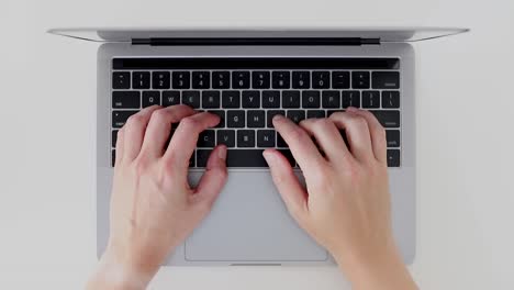 Beschäftigte-Hände,-Die-Auf-Der-Laptop-Tastatur-Tippen