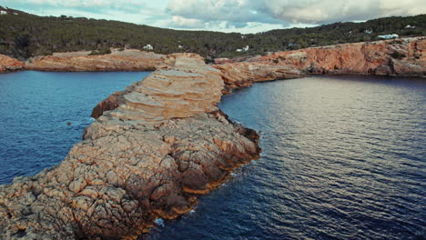 Ausgedehnte-Felsformationen-Am-Punta-De-Sa-Galera-Cove-Beach-In-San-Antonio,-Ibiza,-Spanien