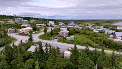 Langsamer-Luftstoß-über-Häuser-In-Koyuk,-Alaska