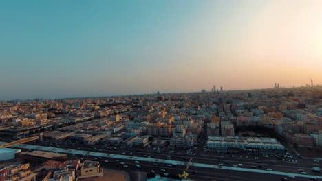 Luftaufnahmen-Von-Drohnen-über-Saudi-Arabien-Mit-Einem-Sonnenuntergang-Am-Horizont