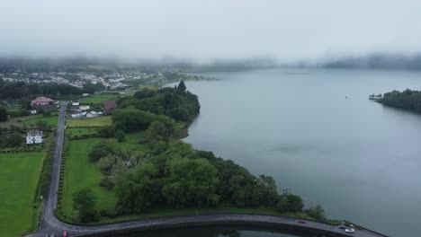 Niedrige,-Wolkenverhangene-Luftaufnahme-Der-Stadt-Sete-Cidades-Am-See-Auf-Den-Azoren