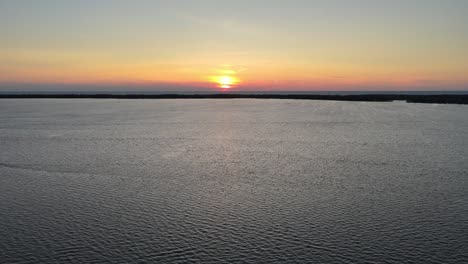 Lake-Erie-Bei-Sonnenuntergang-In-Erie,-Pennsylvania,-Der-über-Das-Wasser-Hinabsteigt