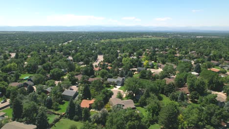 Niedrige-Drohnenüberführung-Von-Häusern-Im-Amerikanischen-Vorort-Von-Denver,-Colorado-Im-Sommer