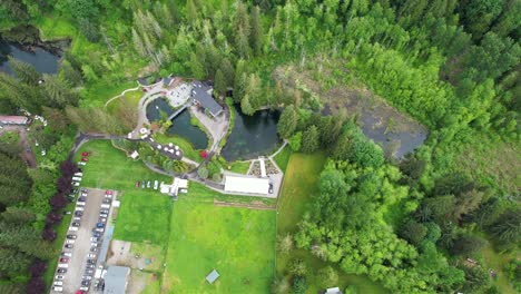 Luftaufnahme-Von-Einer-Drohne-Eines-Bauernhofs-Mit-See