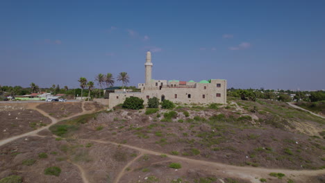 Sidna-Ali-Mosque-built-on-the-cliffs-of-the-beaches-of-the-city-of-Herzliya,-Israel
