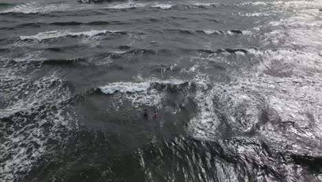 Menschen-Spielen-In-Den-Wellen-In-Einem-Wunderschönen-Meer