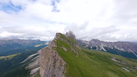 Bergklippe-Von-Seceda-Mit-Großen-Scharfen-Zinnen
