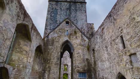 Una-Mirada-En-4k-Al-Interior-De-La-Abadía-De-Muckross-En-El-Parque-Nacional-De-Killarney,-Kerry,-Irlanda