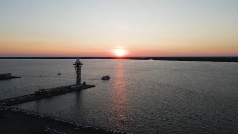 Eriesee-Bei-Sonnenuntergang-In-Erie,-Pennsylvania-Mit-Herabsteigendem-Zweihundertjährigen-Turm