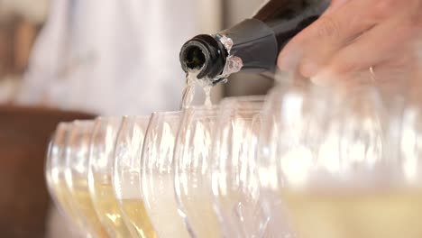 Verter-Vino-Blanco-De-Una-Botella-En-Una-Copa-De-Vino-Clásica-Durante-La-Ceremonia