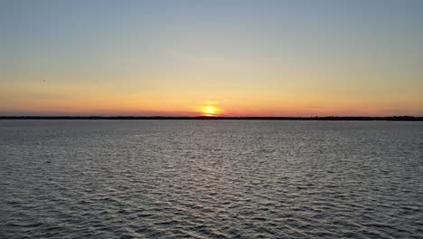 Eriesee-Bei-Sonnenuntergang-In-Erie,-Pennsylvania,-Der-Den-Horizont-Freigibt