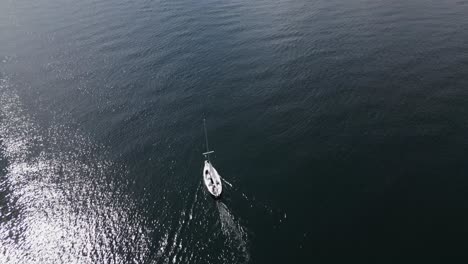 Segelboot-Segelt-Auf-Einem-Meer-In-Dänemark