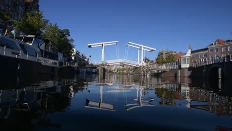 Ruhiges-Wasser-Mit-Spiegelung-Der-Brücke-über-Den-Fluss-In-Haarlem