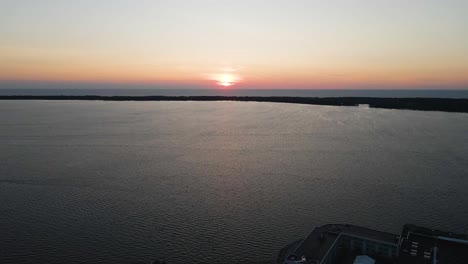 Lake-Erie-Bei-Sonnenuntergang-In-Erie,-Pennsylvania,-An-Einem-Kühlen-Sommertag