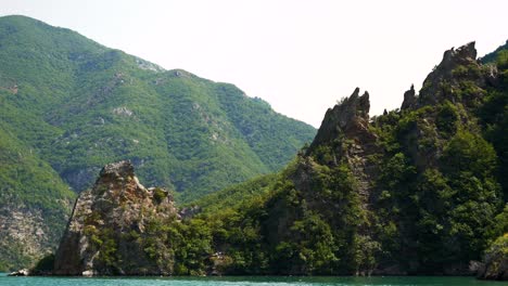 Albania,-Lago-Koman,-Vista-Desde-Un-Ferry-En-Movimiento-De-Las-Laderas-De-Hermosas-Montañas