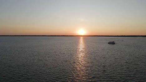 Eriesee-Bei-Sonnenuntergang-In-Erie,-Pennsylvania,-Der-über-Das-Wasser-Aufsteigt-Und-Den-Horizont-Freigibt