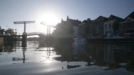 Historische-Brücke-über-Den-Fluss-In-Haarlem