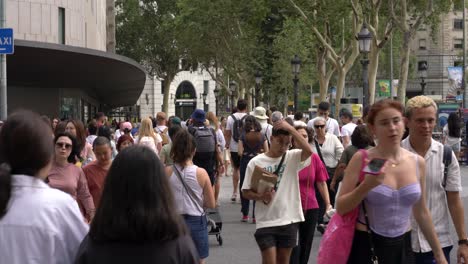 Scene-of-pedestrians-crossing-the-street-in-Barcelona,-Spain